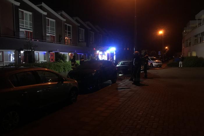 Interieur geparkeerde auto zwaar beschadigd bij brandstichting