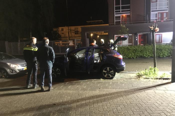 Interieur geparkeerde auto zwaar beschadigd bij brandstichting