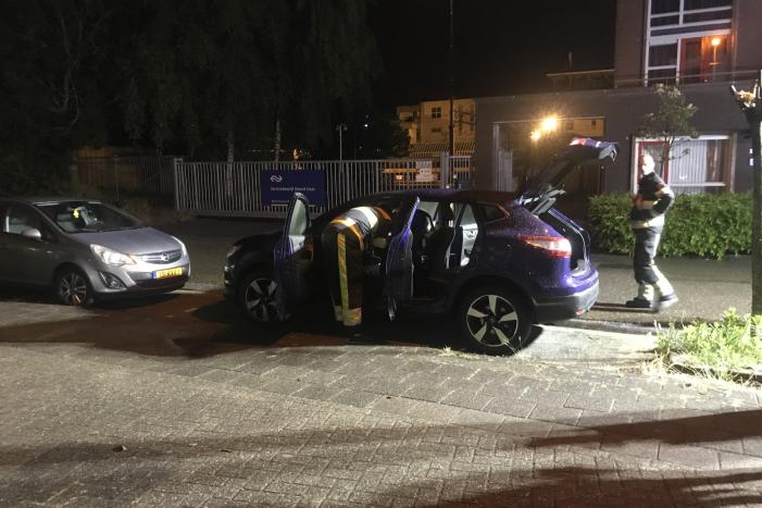 Interieur geparkeerde auto zwaar beschadigd bij brandstichting