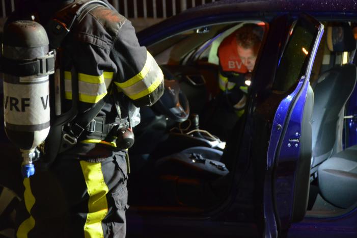 Interieur geparkeerde auto zwaar beschadigd bij brandstichting