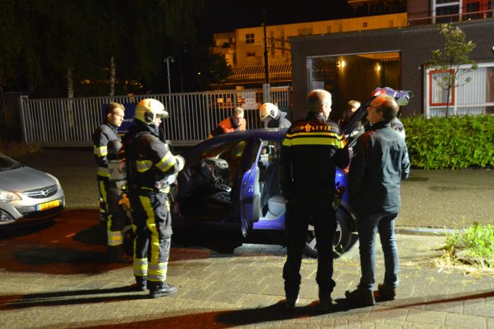 Interieur geparkeerde auto zwaar beschadigd bij brandstichting