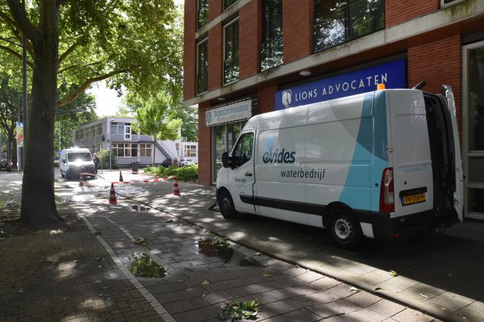Straat blank na gesprongen waterleiding in Charlois