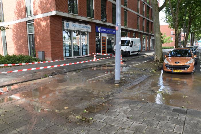 Straat blank na gesprongen waterleiding in Charlois