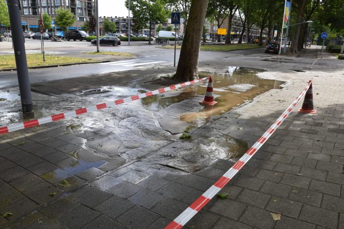 Straat blank na gesprongen waterleiding in Charlois
