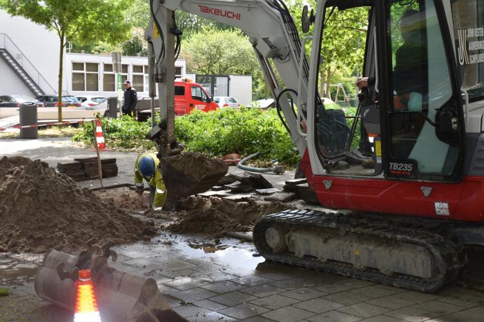 Straat blank na gesprongen waterleiding in Charlois