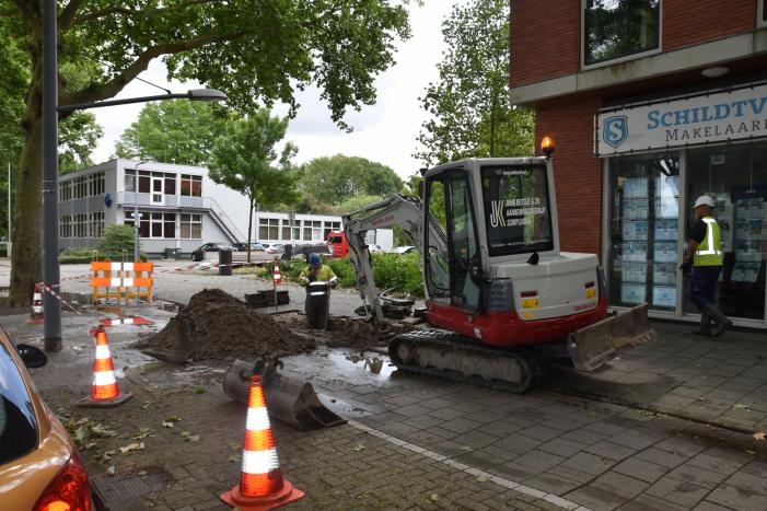 Straat blank na gesprongen waterleiding in Charlois