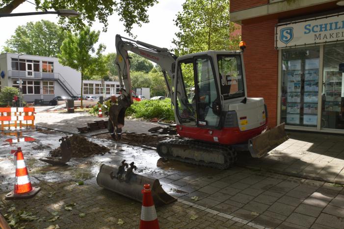 Straat blank na gesprongen waterleiding in Charlois