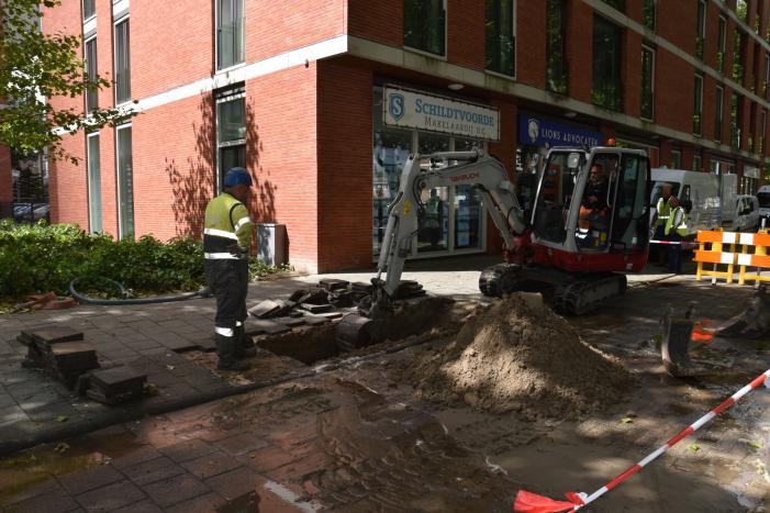 Straat blank na gesprongen waterleiding in Charlois