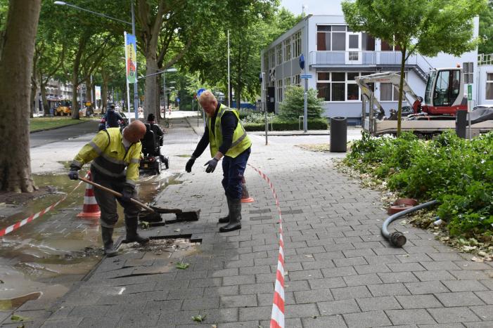 Straat blank na gesprongen waterleiding in Charlois