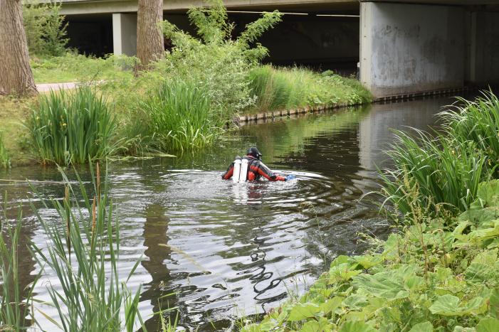 Zoekactie in sloot bij Margriet Sporthal in Bijdorp