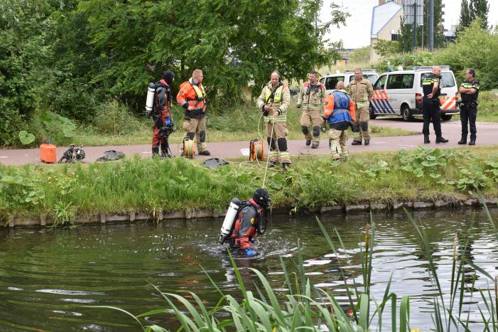 Zoekactie in sloot bij Margriet Sporthal in Bijdorp