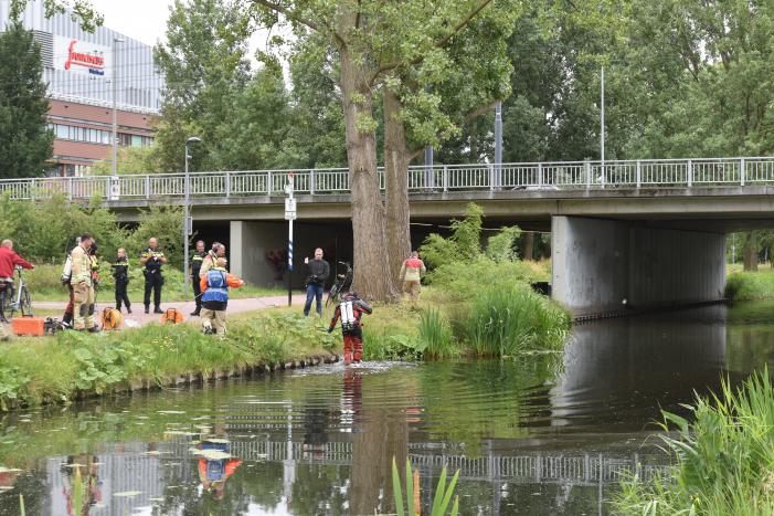 Zoekactie in sloot bij Margriet Sporthal in Bijdorp