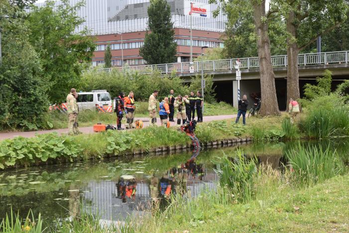 Zoekactie in sloot bij Margriet Sporthal in Bijdorp