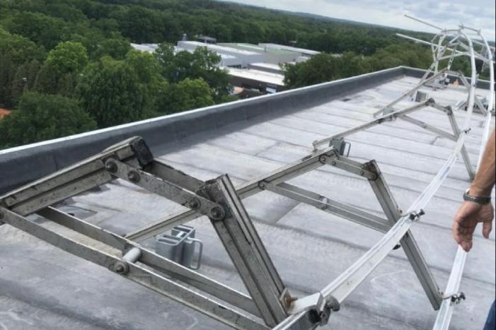 Steiger los op dak hoog flatgebouw