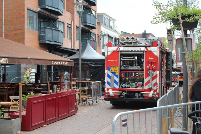 Woningbrand in winkelstraat