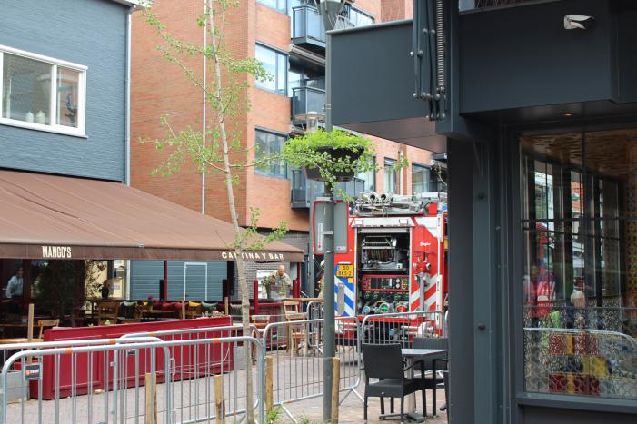 Woningbrand in winkelstraat