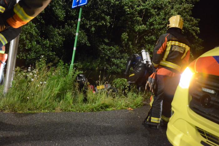 Zoekactie na aantreffen van een scooter in de sloot