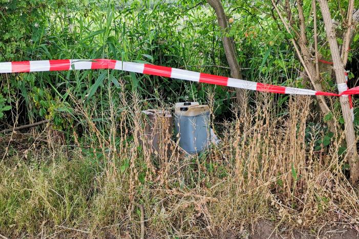 Vaten aangetroffen in berm in buitengebied
