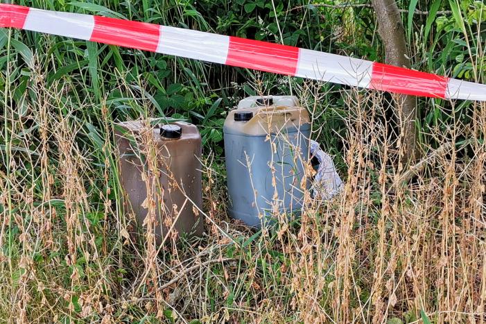 Vaten aangetroffen in berm in buitengebied