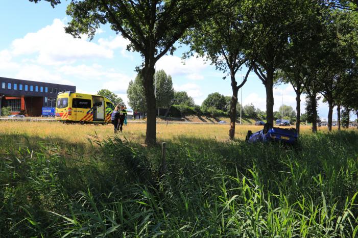 Auto raakt van snelweg en belandt op de kop