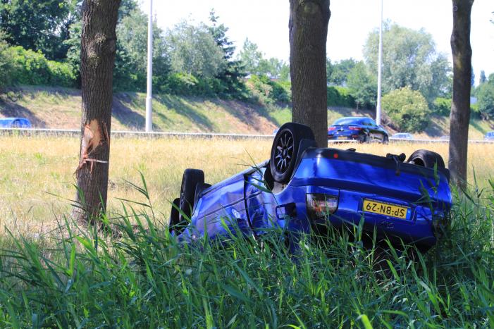 Auto raakt van snelweg en belandt op de kop
