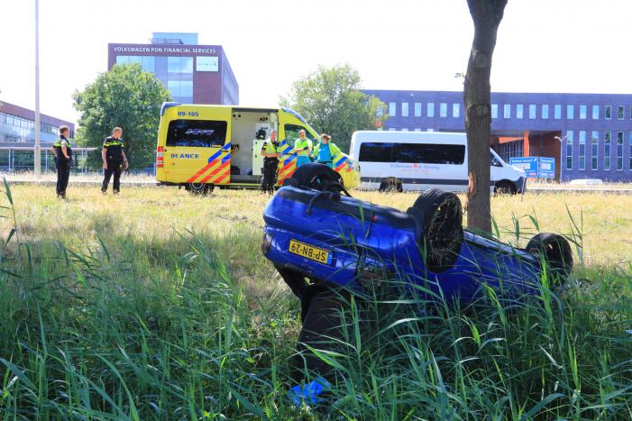 Auto raakt van snelweg en belandt op de kop