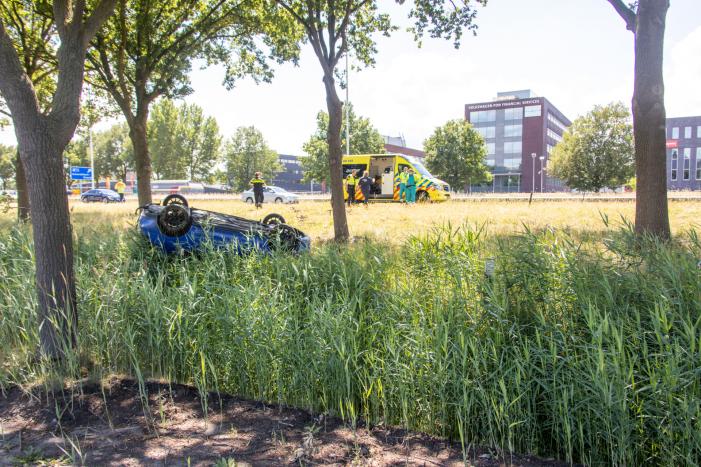 Auto raakt van snelweg en belandt op de kop