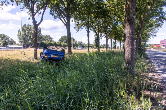 Auto raakt van snelweg en belandt op de kop