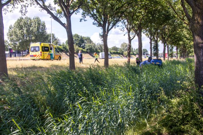 Auto raakt van snelweg en belandt op de kop
