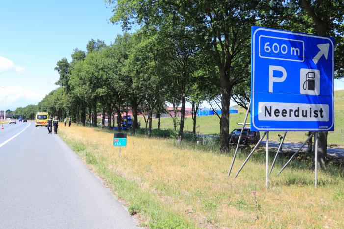 Auto raakt van snelweg en belandt op de kop