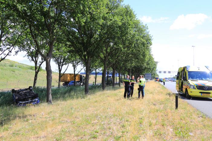 Auto raakt van snelweg en belandt op de kop