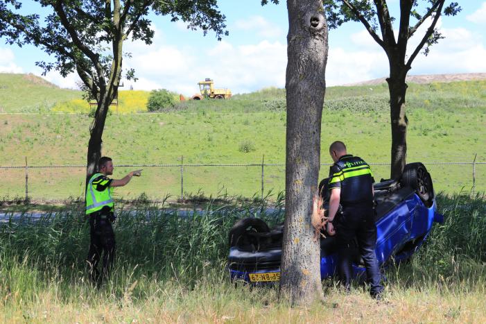 Auto raakt van snelweg en belandt op de kop