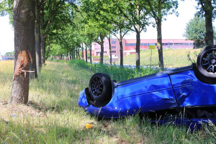 Auto raakt van snelweg en belandt op de kop
