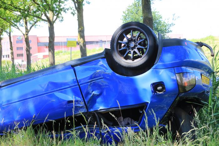 Auto raakt van snelweg en belandt op de kop