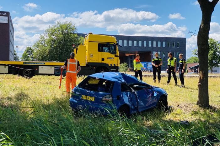 Auto raakt van snelweg en belandt op de kop