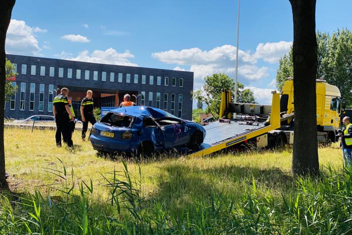 Auto raakt van snelweg en belandt op de kop