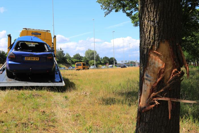 Auto raakt van snelweg en belandt op de kop