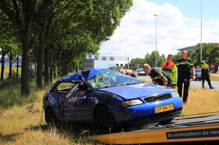 Auto raakt van snelweg en belandt op de kop