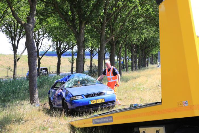 Auto raakt van snelweg en belandt op de kop