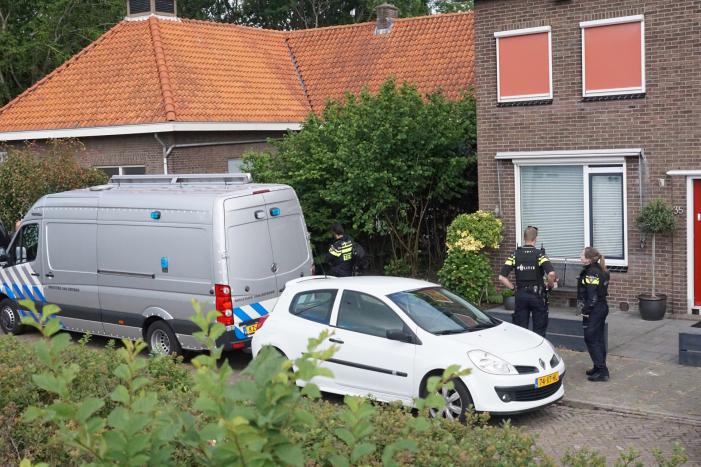 Politie en EOD doen onderzoek in woning