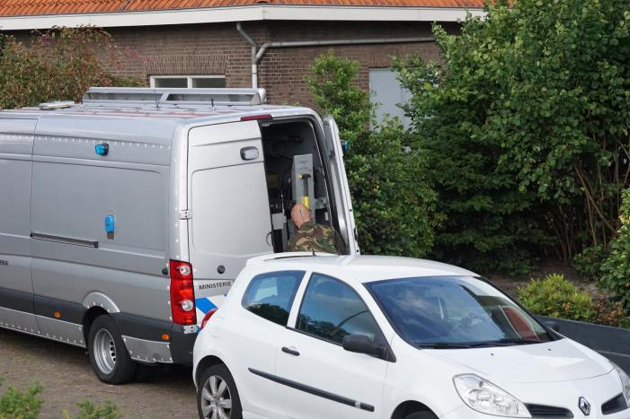 Politie en EOD doen onderzoek in woning