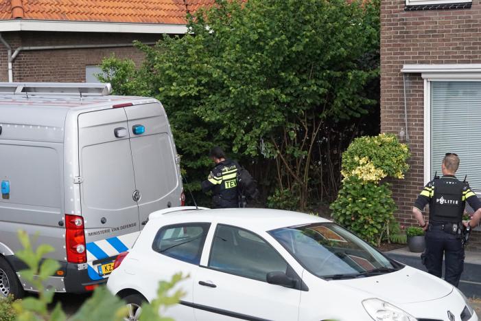 Politie en EOD doen onderzoek in woning
