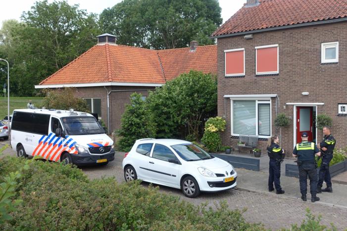 Politie en EOD doen onderzoek in woning