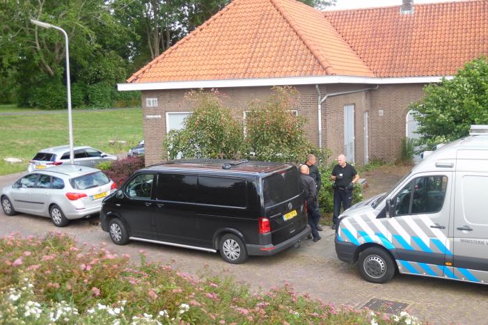 Politie en EOD doen onderzoek in woning