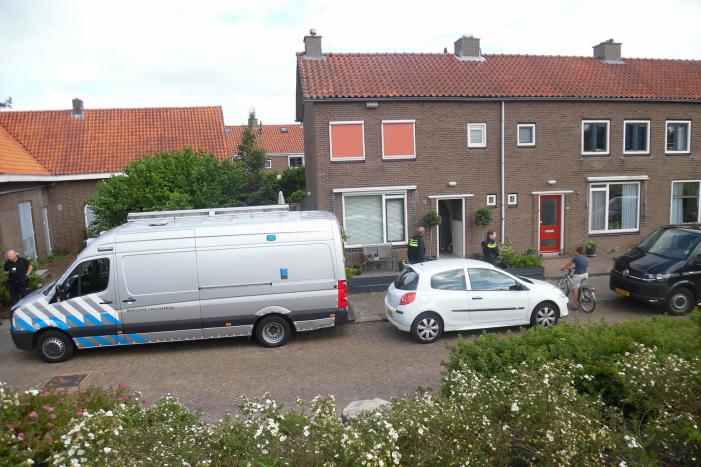Politie en EOD doen onderzoek in woning