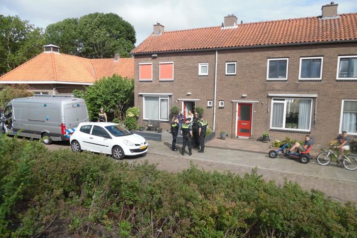 Politie en EOD doen onderzoek in woning