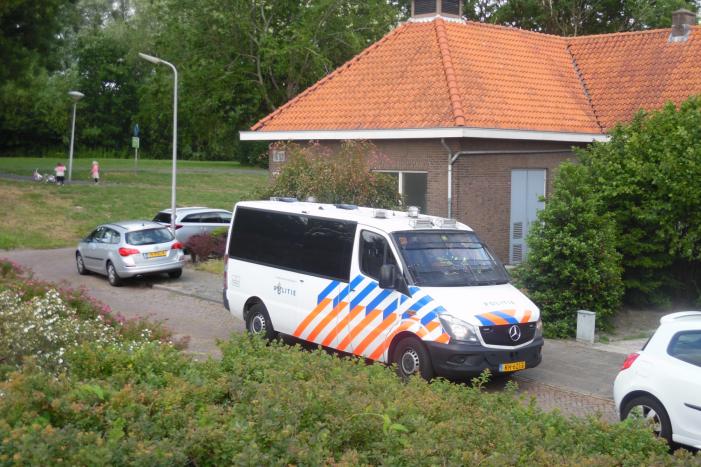 Politie en EOD doen onderzoek in woning