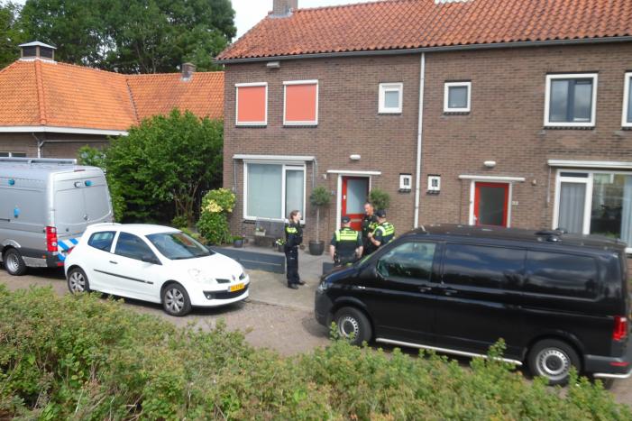 Politie en EOD doen onderzoek in woning
