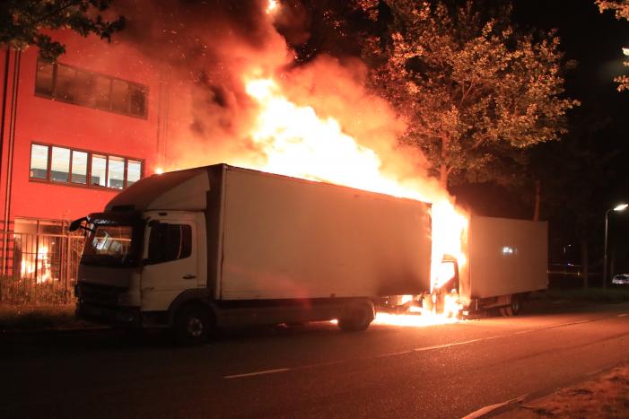 Twee vrachtwagens verwoest door brand