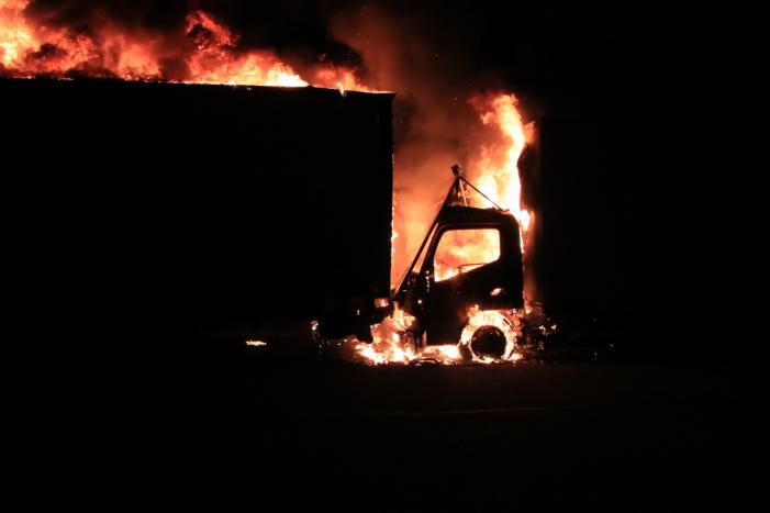 Twee vrachtwagens verwoest door brand